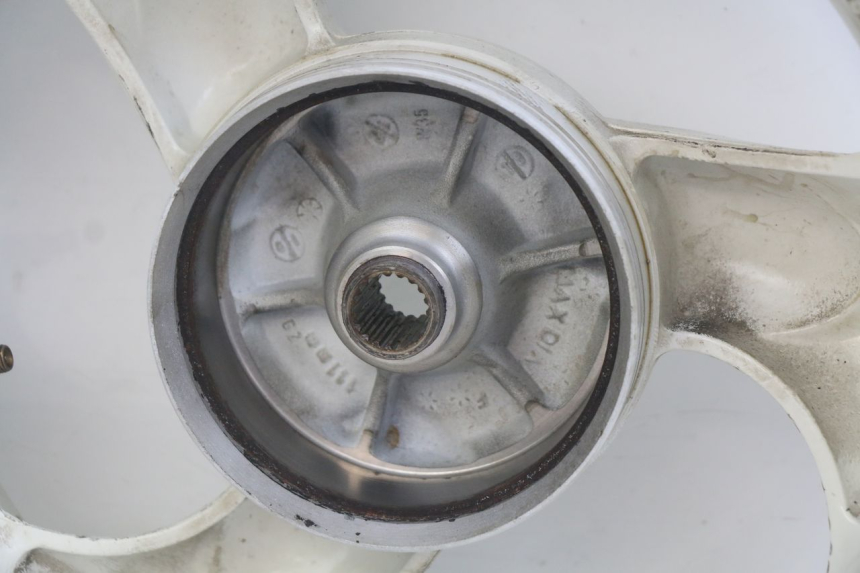 photo de JANTE ARRIERE KYMCO AGILITY 4T 50 (2005 - 2018) - Gros plan technique