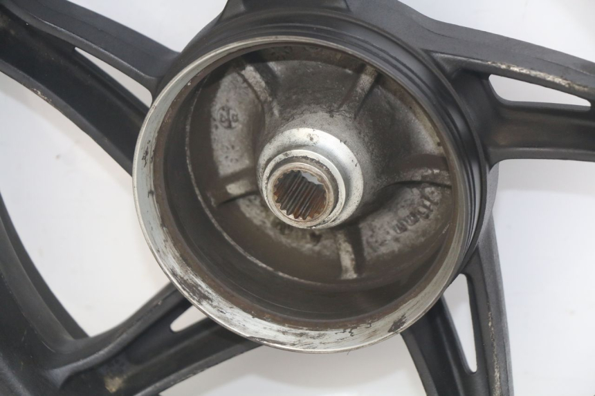 photo de JANTE ARRIERE KYMCO AGILITY RS 4T 50 (2009 - 2013) - Gros plan technique