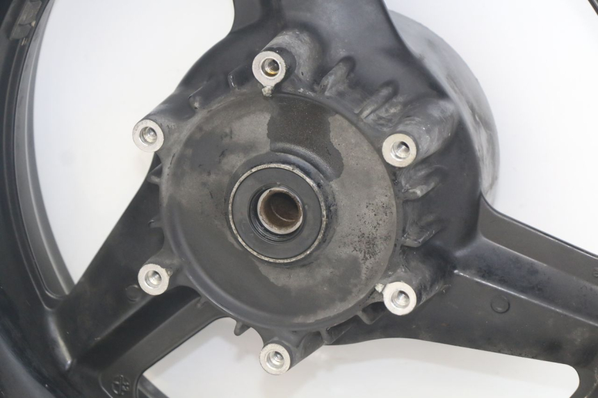 photo de JANTE ARRIERE HONDA CBR F SC25 1000 (1989 - 1992) - Vue rapprochée