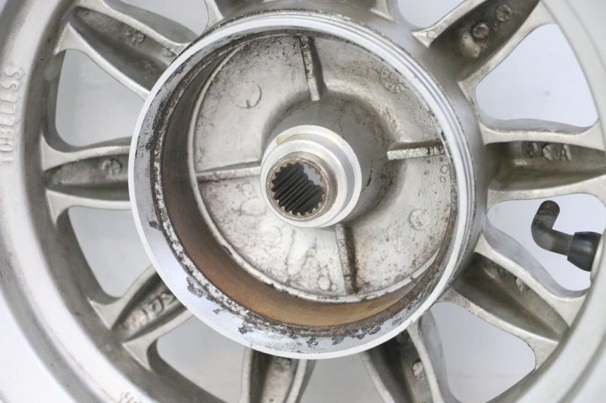 photo de JANTE ARRIERE DAELIM BESBI 125 (2007 - 2008) - Gros plan technique