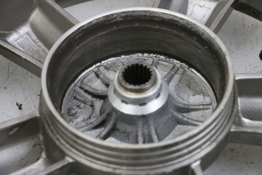 photo de Rear wheel rim SYM FIDDLE 3 III 50 (2014 - 2020) - Détails caractéristiques