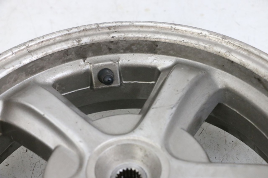 photo de Rear wheel rim SYM FIDDLE 3 III 50 (2014 - 2020) - Vue rapprochée