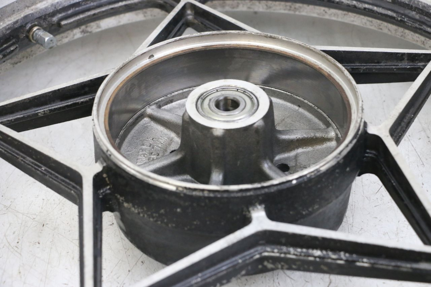 photo de JANTE ARRIERE SUZUKI GSX E 250 (1982 - 1983) - Autre angle de vue