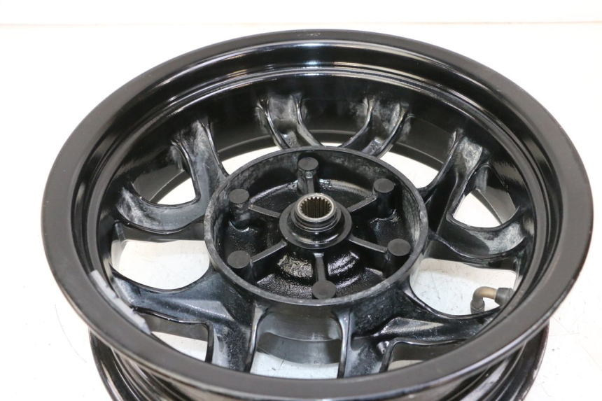 photo de JANTE ARRIERE SYM JOYMAX 125 (2010 - 2017) - Marquages et références