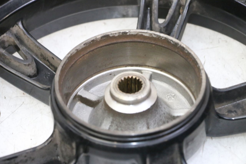 photo de JANTE ARRIERE PEUGEOT KISBEE 2T 50 (2010 - 2017) - Gros plan technique