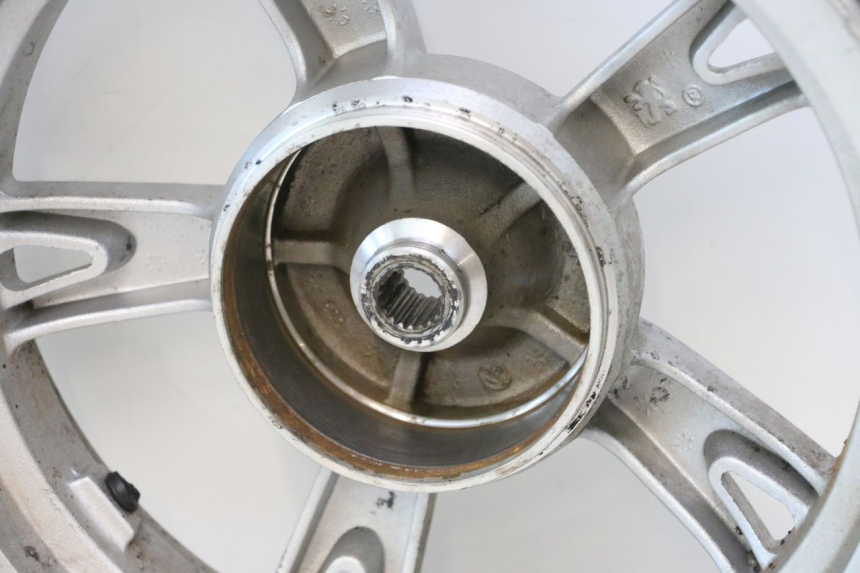photo de JANTE ARRIERE PEUGEOT KISBEE 2T 50 (2010 - 2017) - Gros plan technique
