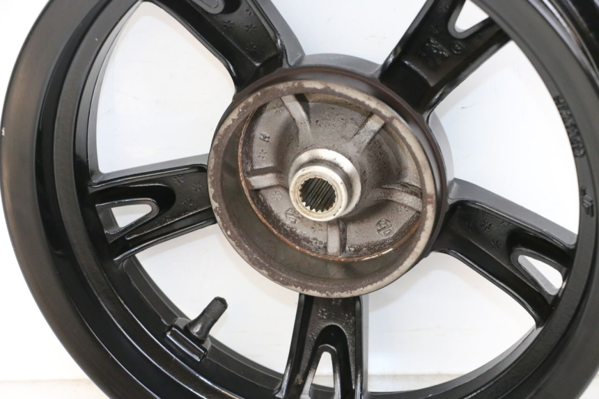 photo de JANTE ARRIERE PEUGEOT KISBEE 4T 50 (2018 - 2022) - Gros plan technique