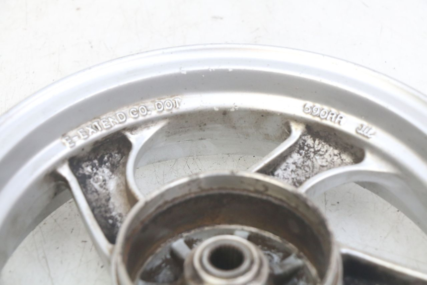 photo de JANTE ARRIERE SYM MIO 50 (2011 - 2017) - Détails caractéristiques