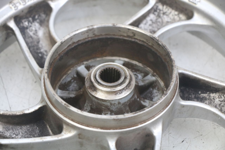 photo de JANTE ARRIERE SYM MIO 50 (2011 - 2017) - Vue rapprochée