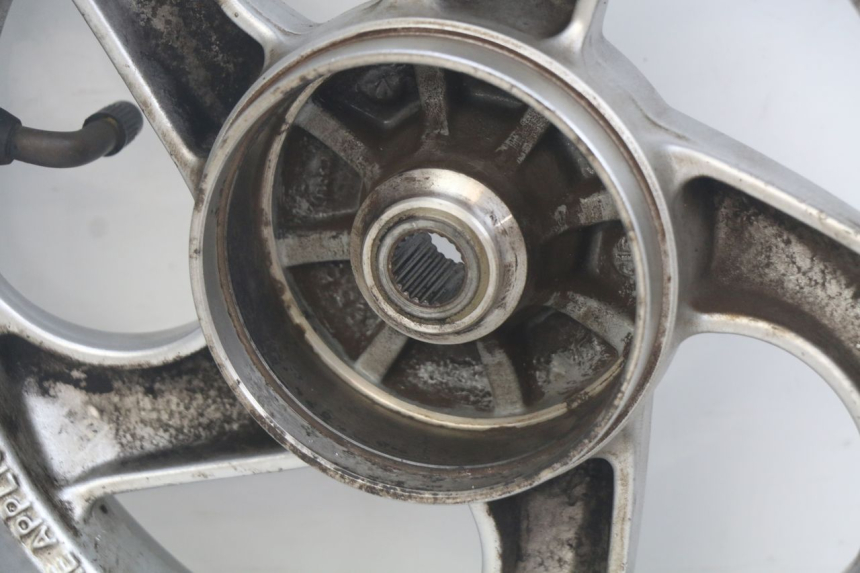 photo de JANTE ARRIERE SYM MIO 50 (2011 - 2017) - Gros plan technique