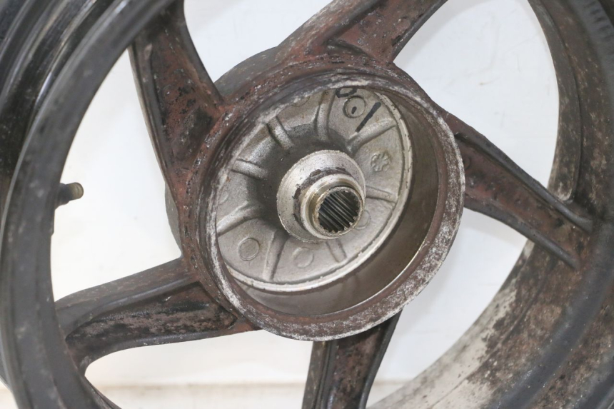 photo de JANTE ARRIERE SYM ORBIT 2 4T 50 (2008 - 2017) - Gros plan technique