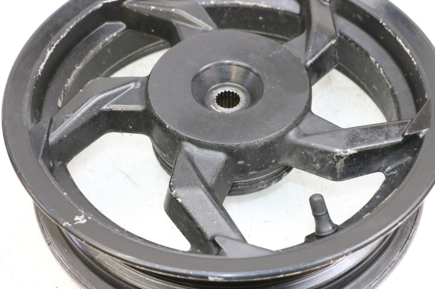 photo de JANTE ARRIERE SYM ORBIT III 3 4T 50 (2018 - 2021) - Gros plan technique