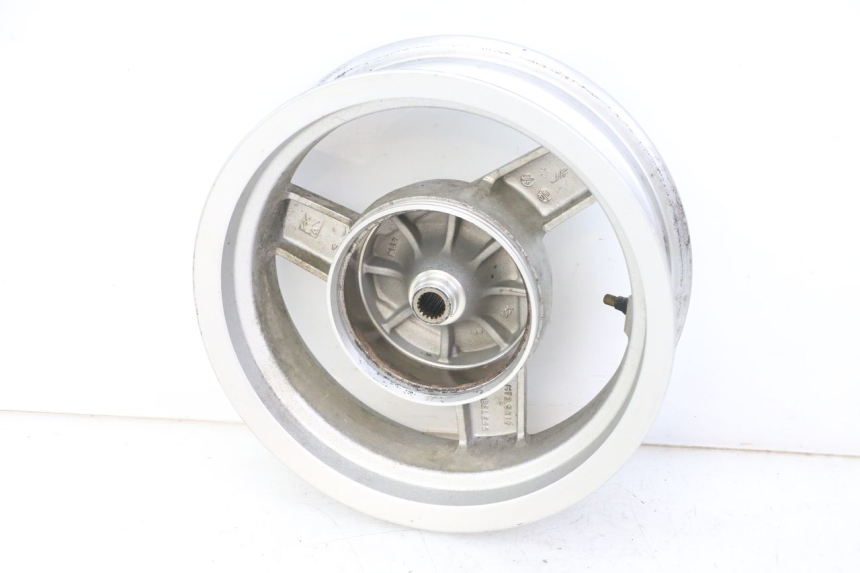 photo de JANTE ARRIERE PEUGEOT VIVACITY 125 (2010 - 2017) - Gros plan technique