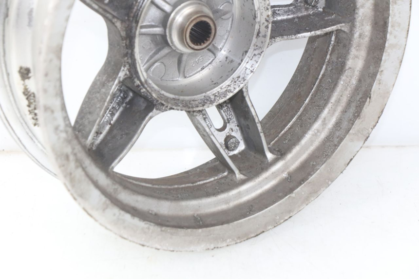 photo de JANTE ARRIERE DAELIM S2 125 (2006 - 2007) - Gros plan technique