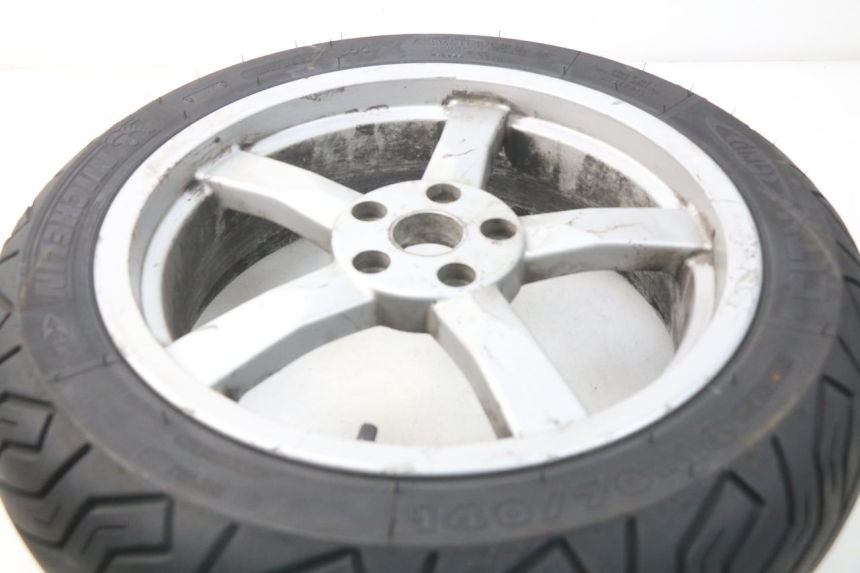 photo de JANTE ARRIERE PEUGEOT SATELIS 500 (2007 - 2013) - Gros plan technique