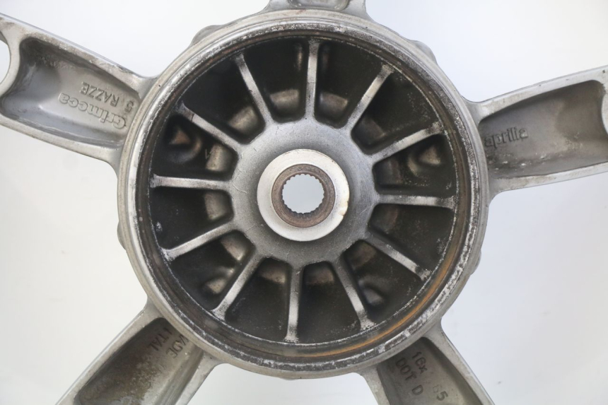 photo de JANTE ARRIERE APRILIA SCARABEO 100 (2003 - 2012) - Détails caractéristiques