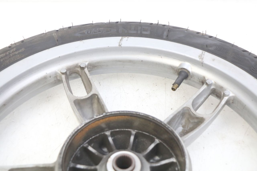 photo de JANTE ARRIERE APRILIA SCARABEO 100 (2003 - 2012) - Gros plan technique