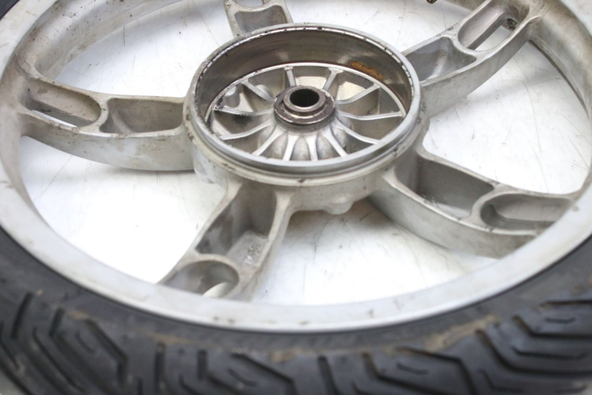 photo de JANTE ARRIERE APRILIA SCARABEO 100 (2003 - 2012) - Gros plan technique