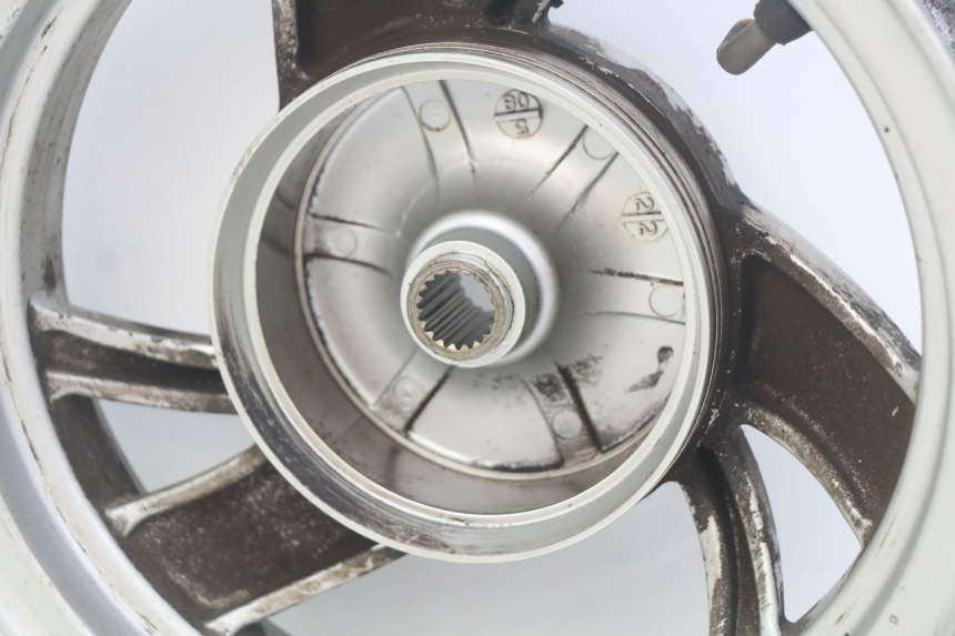 photo de JANTE ARRIERE KYMCO SENTO 100 (2008 - 2013) - Gros plan technique