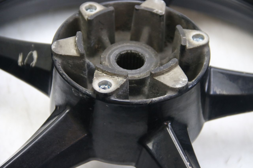 photo de JANTE ARRIERE SUZUKI SIXTEEN 125 (2008 - 2010) - Vue rapprochée