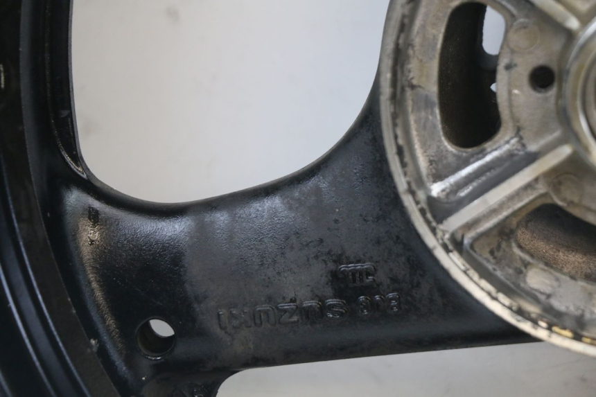 photo de JANTE ARRIERE SUZUKI GS F 500 (2004 - 2007) - Points de fixation