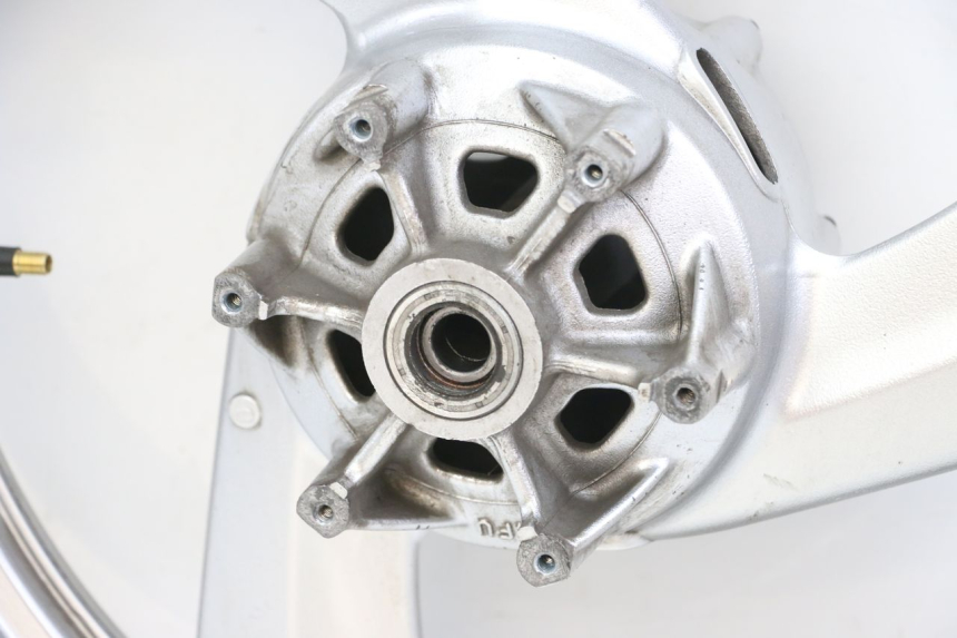 photo de JANTE ARRIERE YAMAHA TDR DELTABOX 125 (1997 - 2003) - Gros plan technique