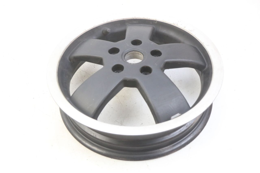 photo de JANTE ARRIERE PIAGGIO VESPA GTS SUPER IE 125 (2009 - 2016) - Gros plan technique