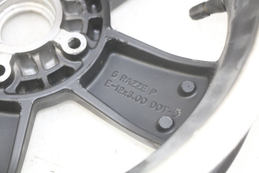 photo de JANTE ARRIERE PIAGGIO VESPA GTS SUPER IE 125 (2009 - 2016) - Marquages et références