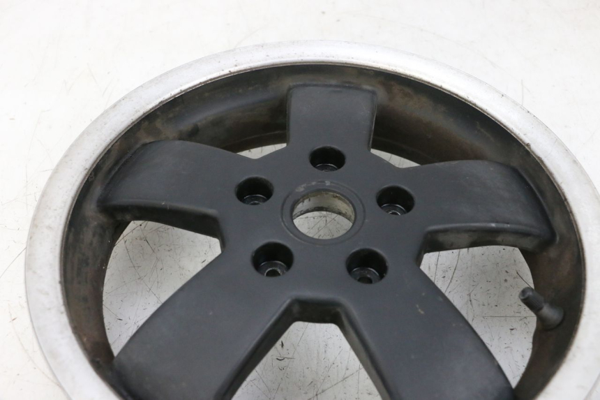 photo de JANTE ARRIERE PIAGGIO VESPA GTS SUPER IE 125 (2009 - 2016) - Vue rapprochée