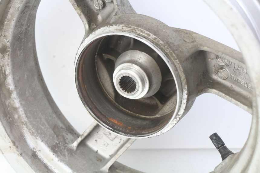 photo de JANTE ARRIERE PEUGEOT VIVACITY NEW 2T 50 (2008 - 2017) - Gros plan technique