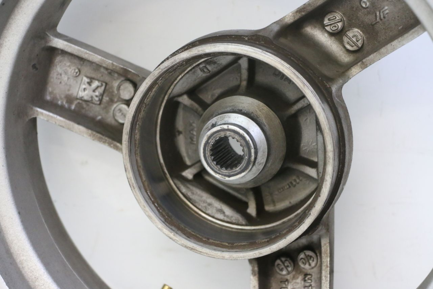 photo de JANTE ARRIERE PEUGEOT VIVACITY NEW 4T 50 (2008 - 2017) - Gros plan technique