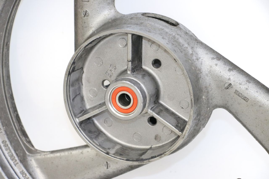 photo de JANTE ARRIERE YAMAHA XJ600 XJ DIVERSION 600 (1992 - 1997) - Gros plan technique