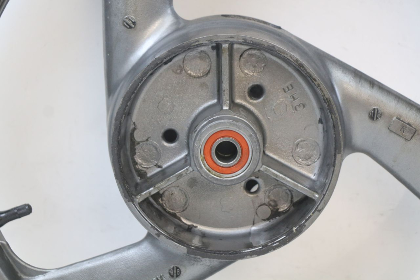 photo de JANTE ARRIERE YAMAHA XJS DIVERSION 600 (1997 - 1999) - Gros plan technique