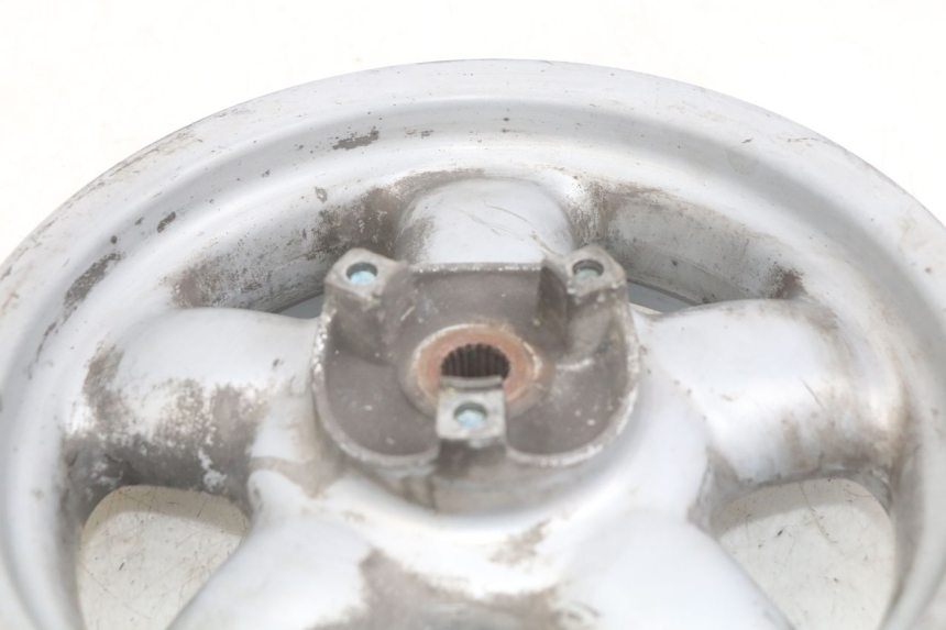 photo de JANTE ARRIERE YAMAHA YP MAJESTY 125 (1998 - 2001) - Gros plan technique