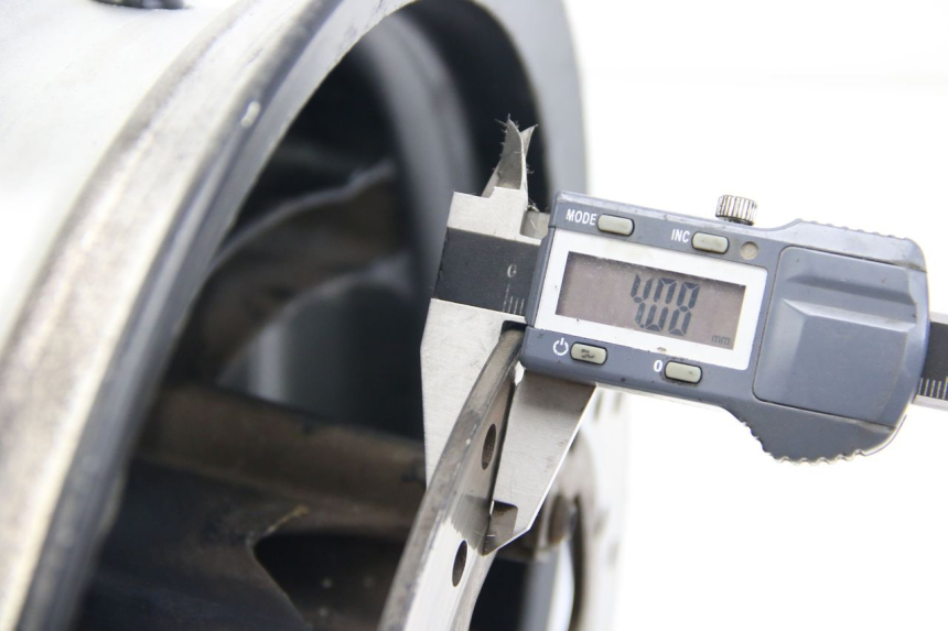 photo de JANTE AVANT DERBI BOULEVARD 50 (2009 - 2006) - Gros plan technique