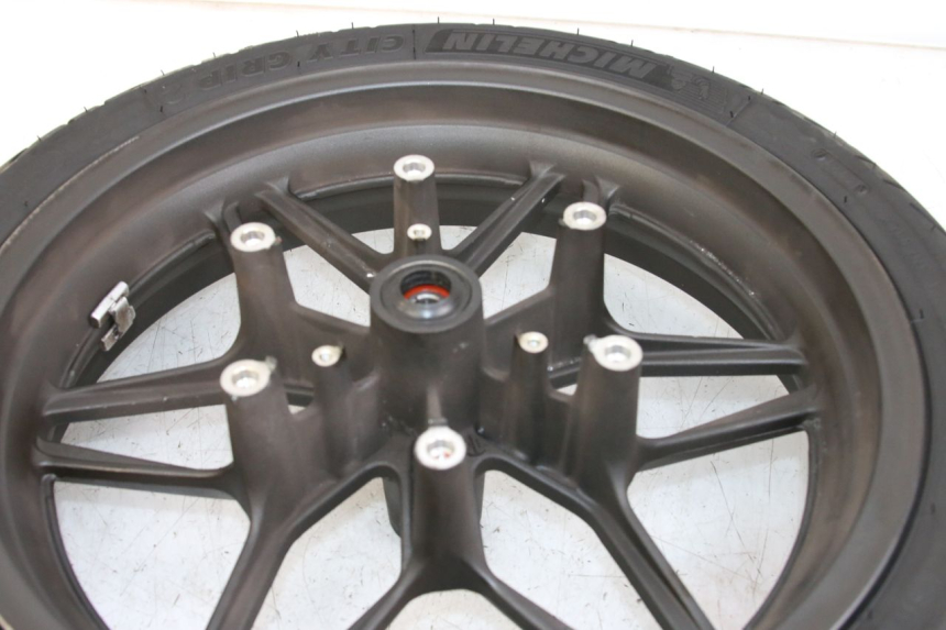 photo de JANTE AVANT HONDA FORZA 125 (2015 - 2016) - Gros plan technique