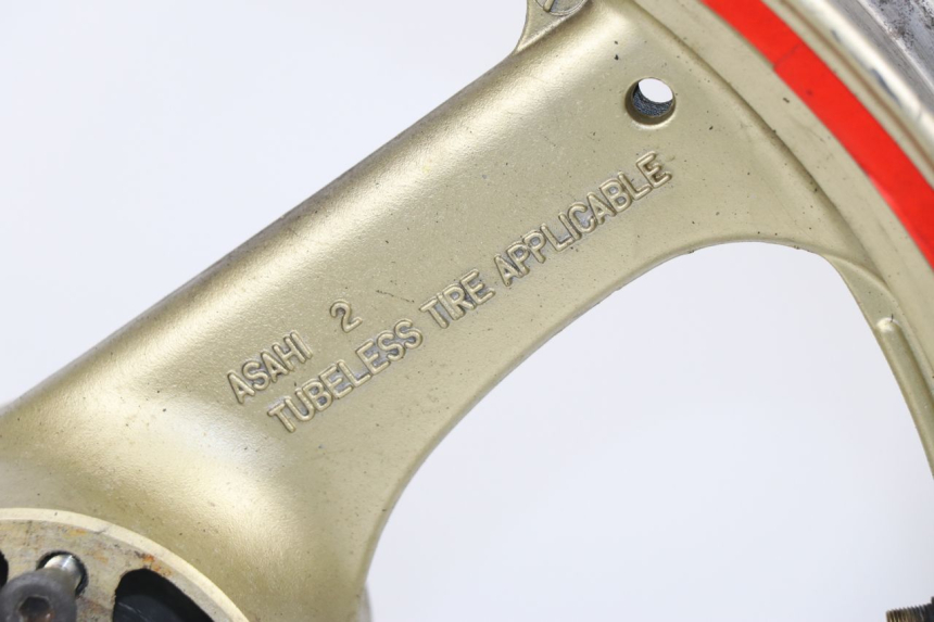 photo de JANTE AVANT SUZUKI GSX F GSXF 750 (1988 - 1998) - Gros plan technique