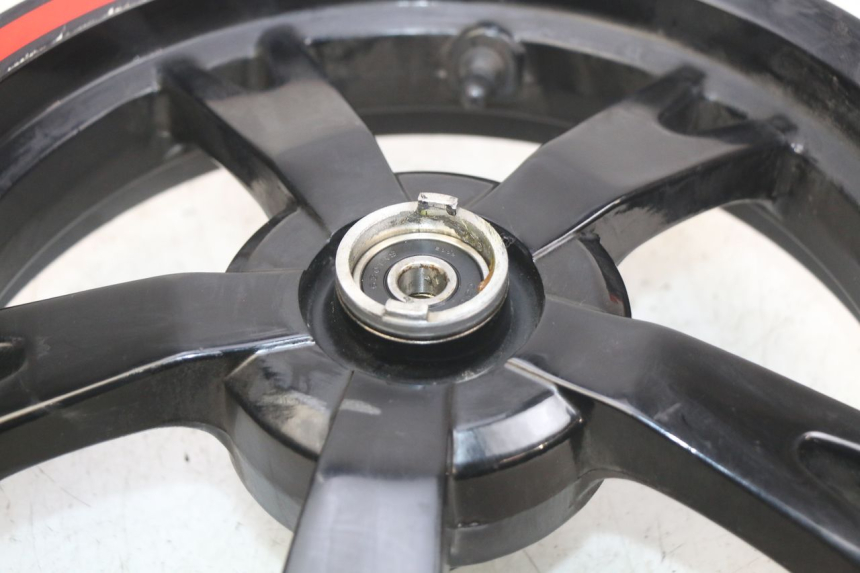 photo de JANTE AVANT PEUGEOT KISBEE 2T 50 (2010 - 2017) - Vue rapprochée