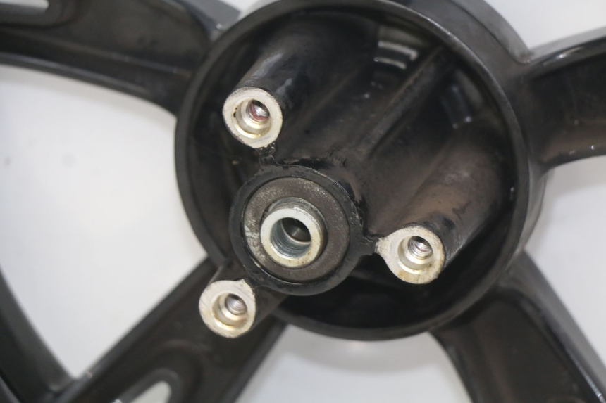 photo de JANTE AVANT PEUGEOT KISBEE 2T 50 (2010 - 2017) - Gros plan technique