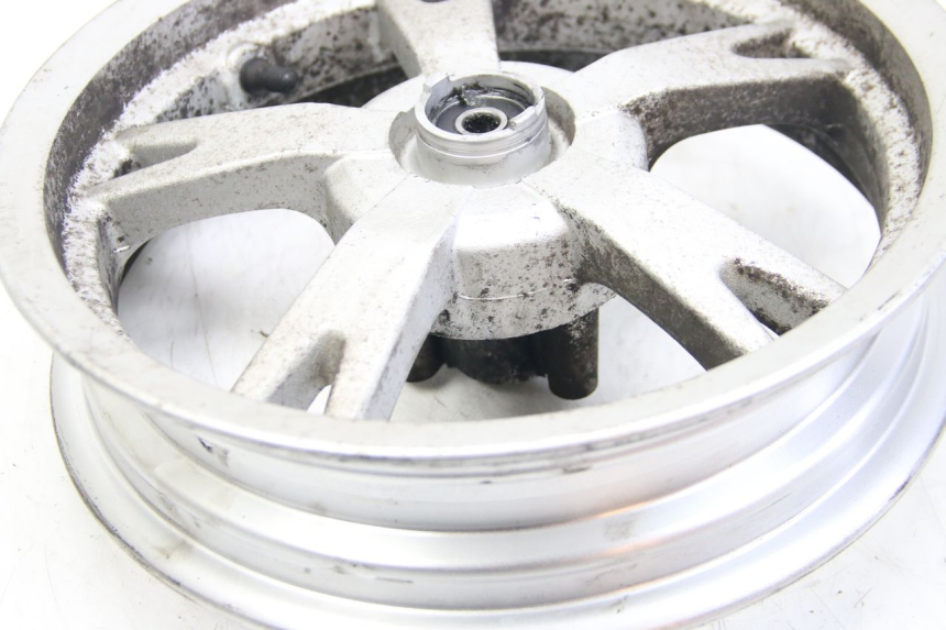 photo de JANTE AVANT PEUGEOT KISBEE 2T 50 (2010 - 2017) - Gros plan technique