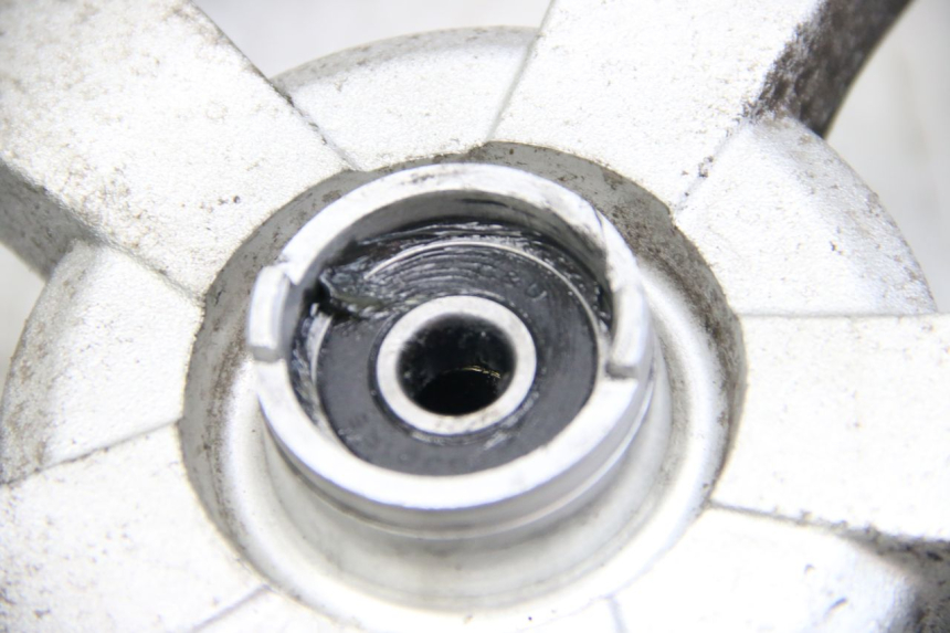 photo de JANTE AVANT PEUGEOT KISBEE 2T 50 (2010 - 2017) - Points de fixation