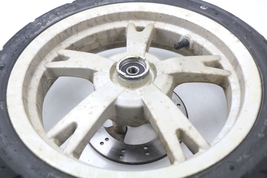 photo de JANTE AVANT PEUGEOT KISBEE 4T 50 (2010 - 2017) - Gros plan technique