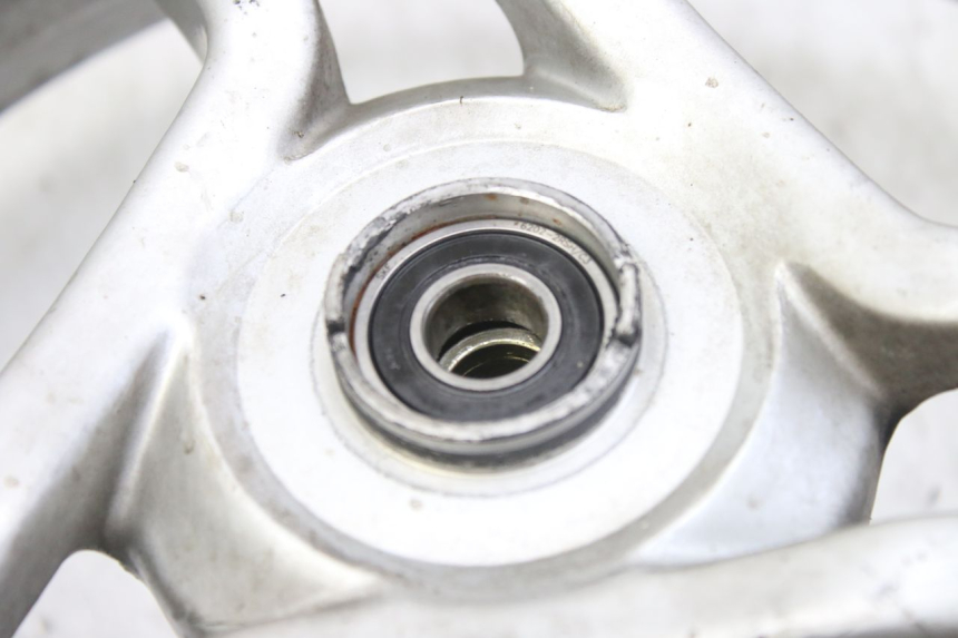 photo de JANTE AVANT PEUGEOT LUDIX 50 (2008 - 2017) - Points de fixation