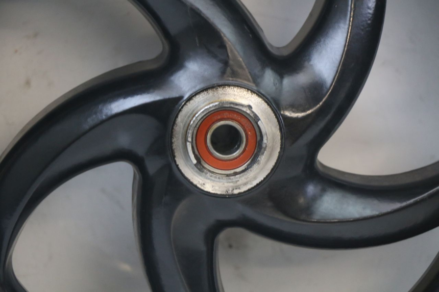 photo de JANTE AVANT PIAGGIO NEW TYPHOON 50 (2010 - 2017) - Gros plan technique