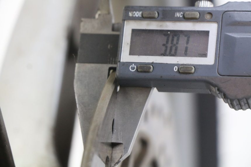 photo de JANTE AVANT APRILIA SCARABEO 100 (2003 - 2012) - Détail de la pièce