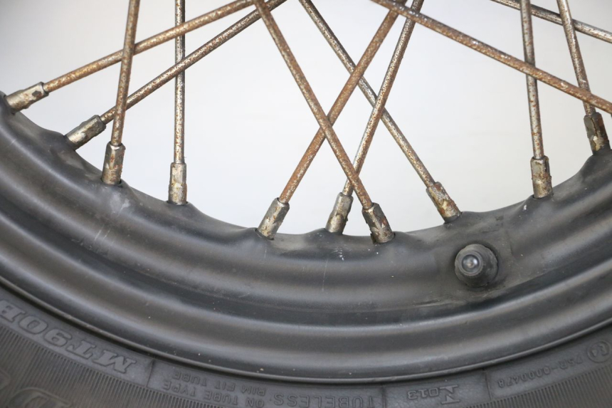 photo de JANTE AVANT HARLEY DAVIDSON SPORTSTER XL CUSTOM 1200 (2003 - 2004) - Gros plan technique