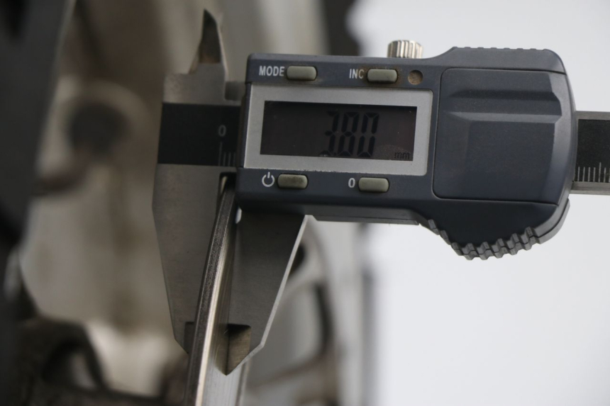 photo de JANTE AVANT PEUGEOT SUM UP 125 (2008 - 2013) - Gros plan technique