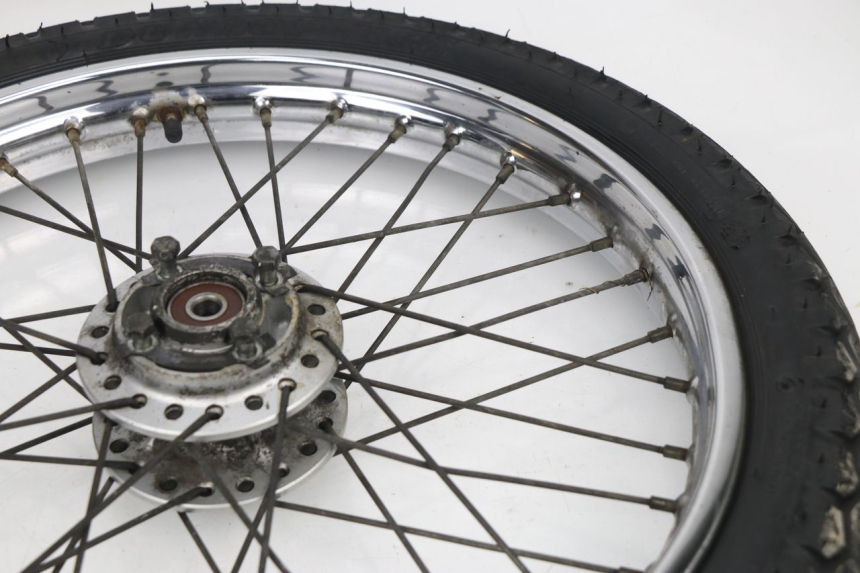 photo de JANTE AVANT SUZUKI GN 125 (1997 - 2000) - Gros plan technique