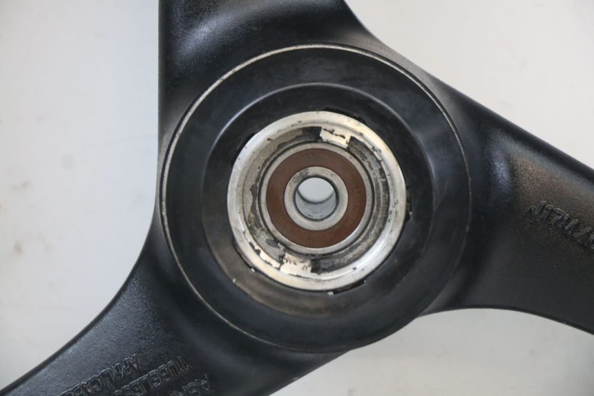 photo de JANTE AVANT SUZUKI GS F 500 (2004 - 2007) - Gros plan technique