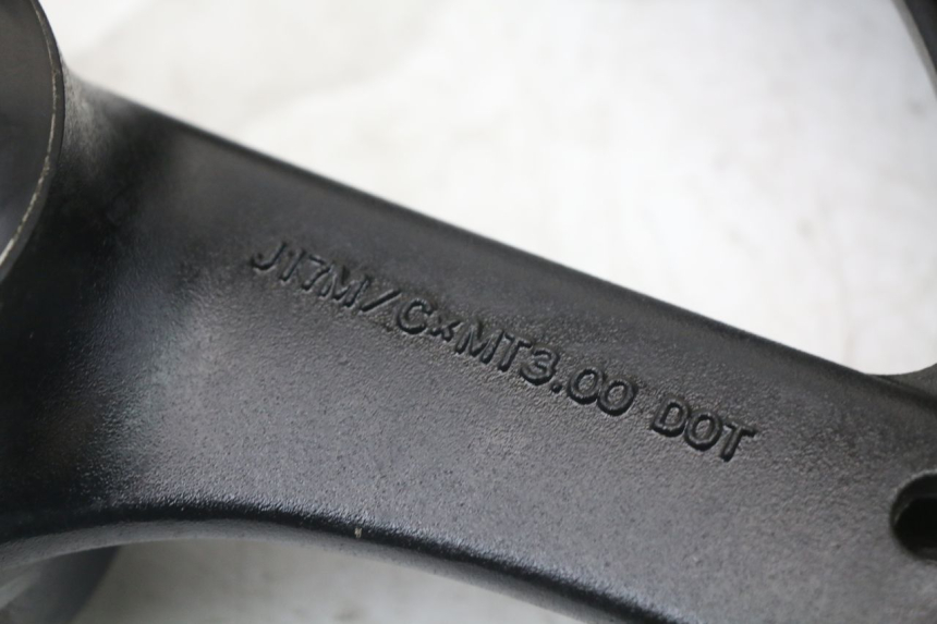 photo de JANTE AVANT SUZUKI GS F 500 (2004 - 2007) - Points de fixation